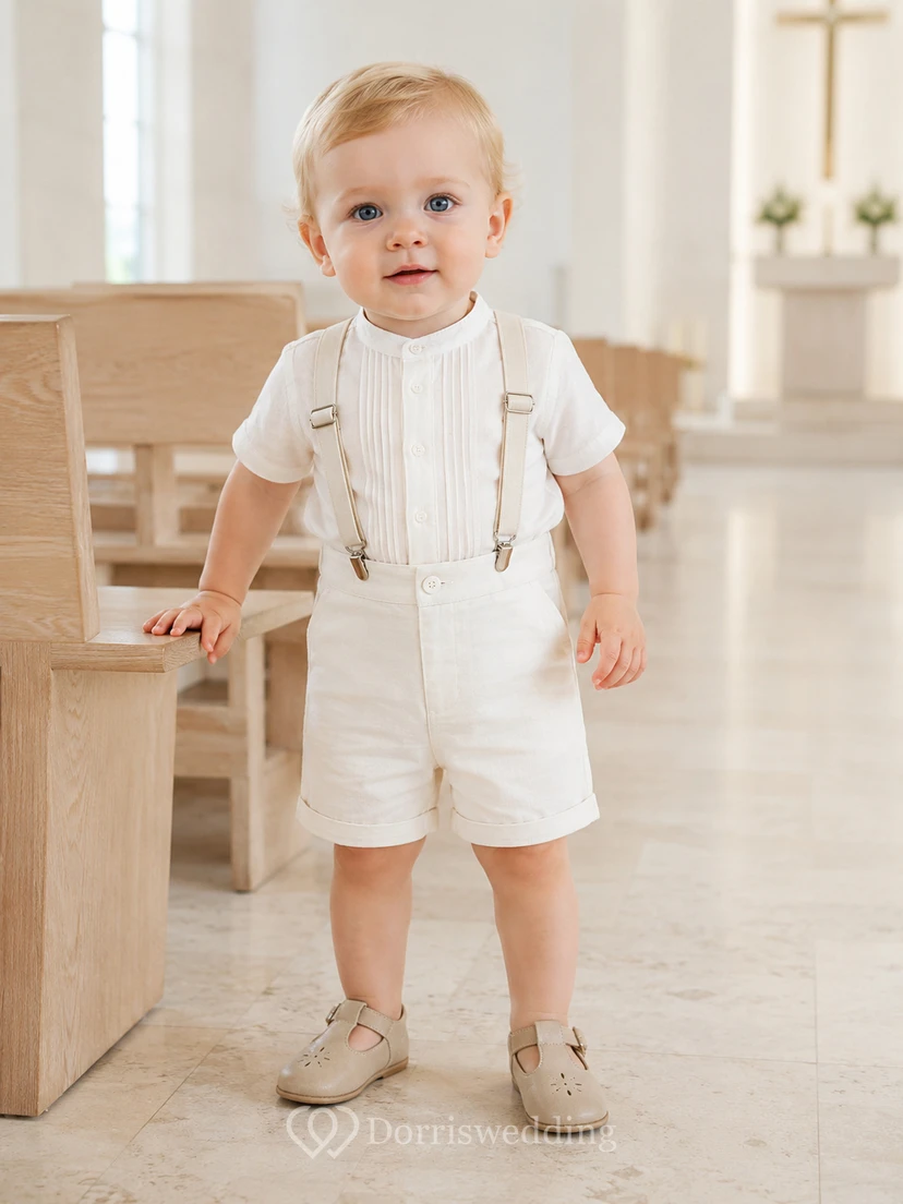 Minimalistisches weißes Kurzarm-Taufoutfit mit Trägern und Abnähern