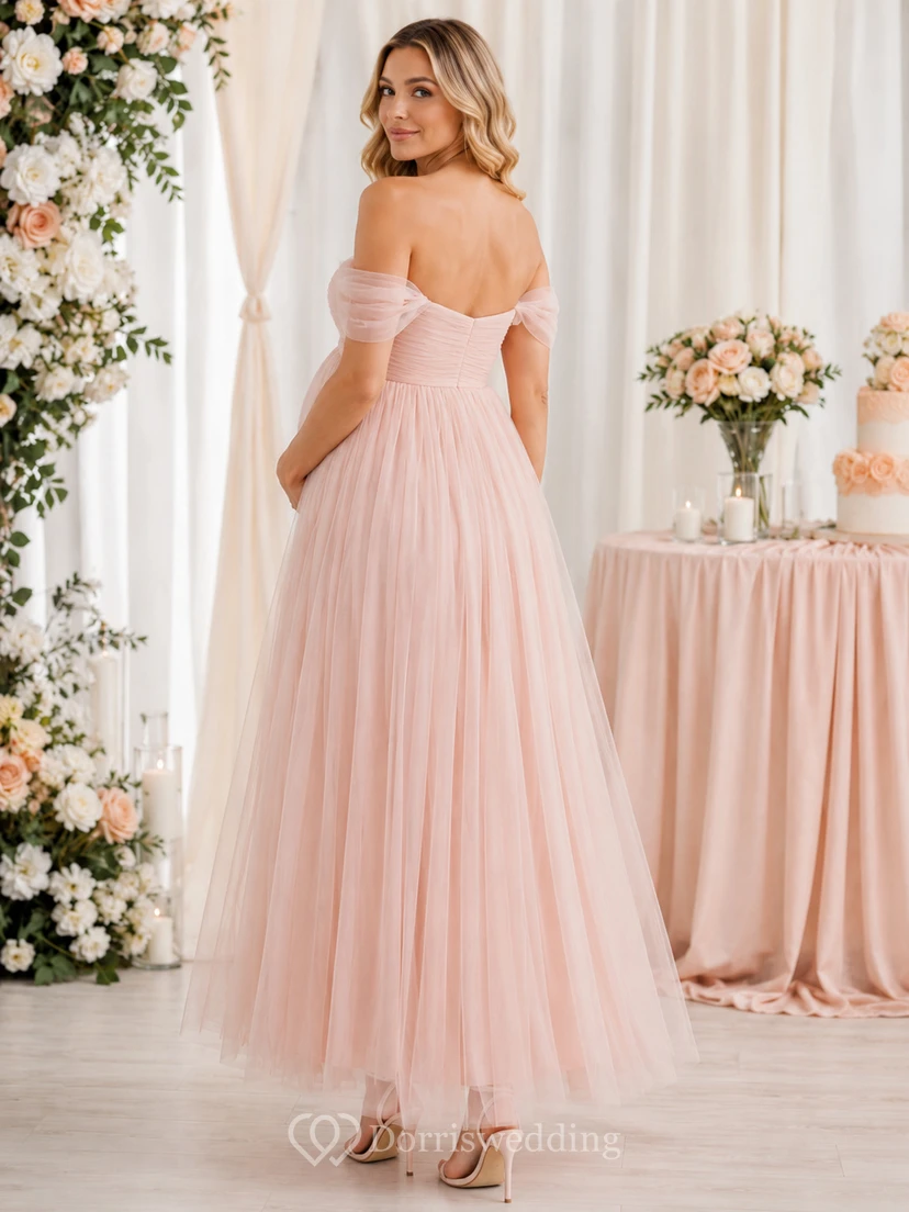 Robe de demoiselle d'honneur rose poudré, épaules dénudées, style empire, en tulle, longueur thé. view 2
