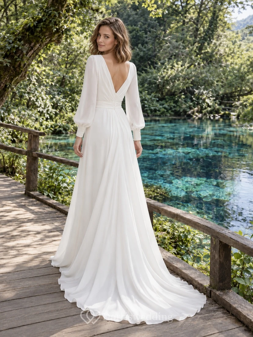 Vestido de novia sencillo de gasa con escote en V y manga larga, corte en A y espalda descubierta. view 2
