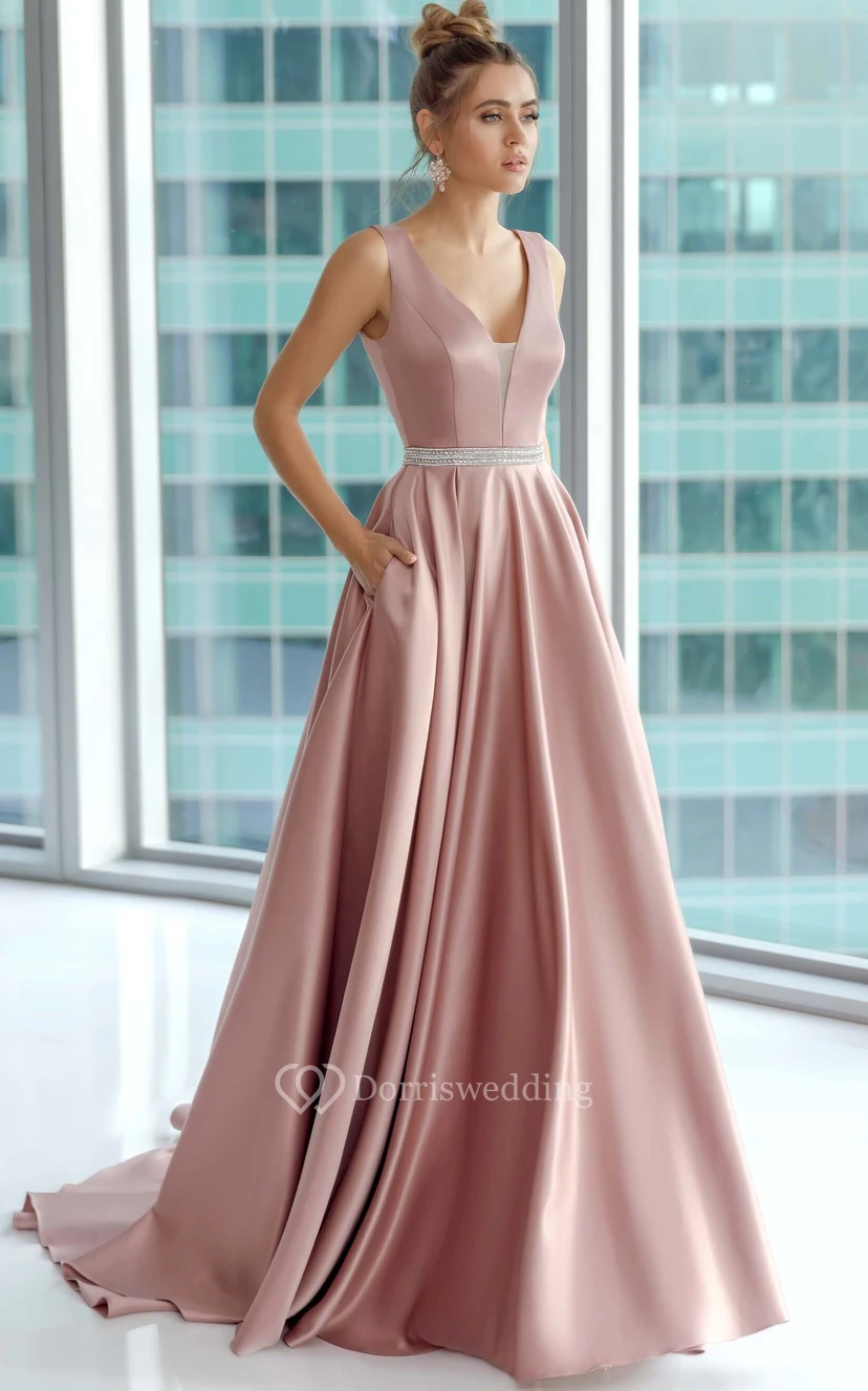 Elegante vestido de fiesta de satén color rosa empolvado sin mangas con escote en V y corte imperio, con cintura adornada con cuentas.