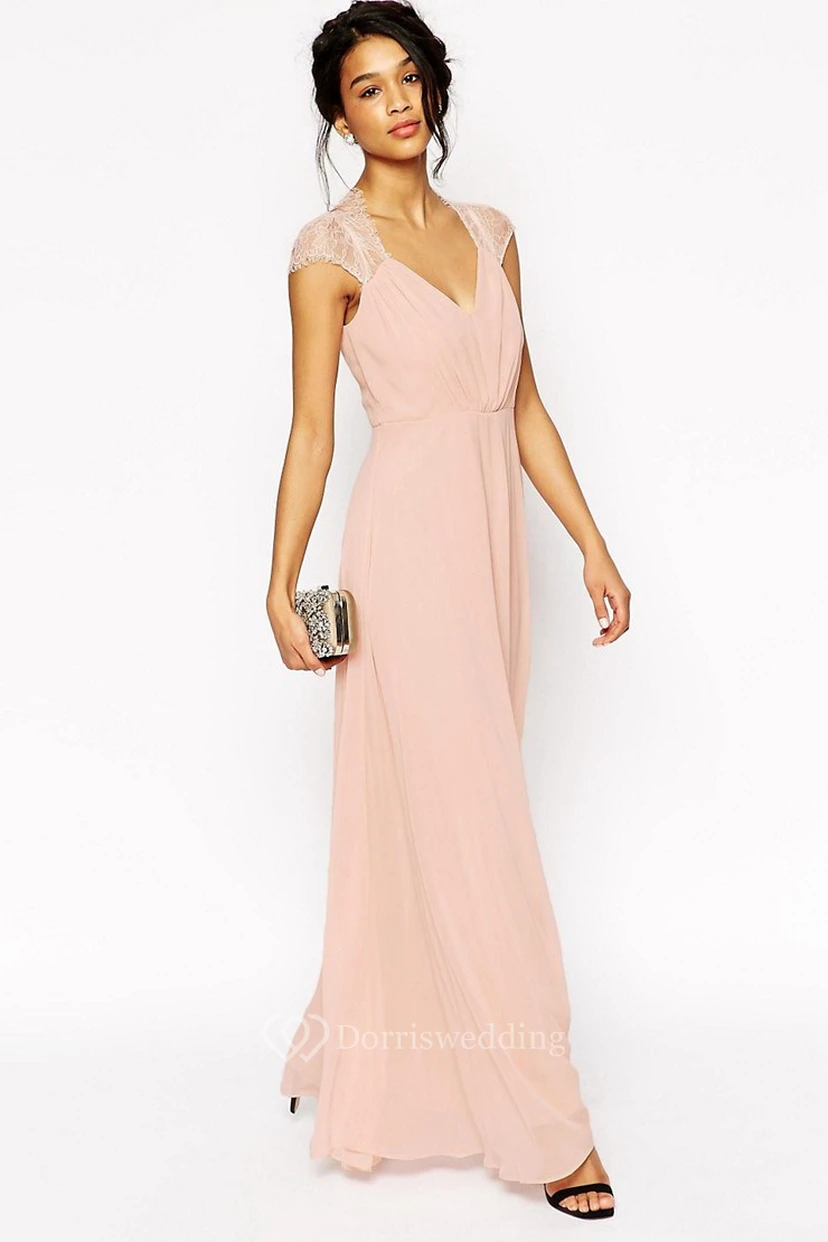 Robe de demoiselle d'honneur fourreau en mousseline froncée, col en V, manches courtes et décolleté en V view 3