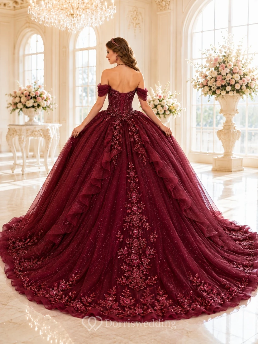 Vestido de quinceañera color borgoña, de tul y encaje, con hombros descubiertos, mangas abullonadas, volantes y cola de capilla. Lujoso. view 2