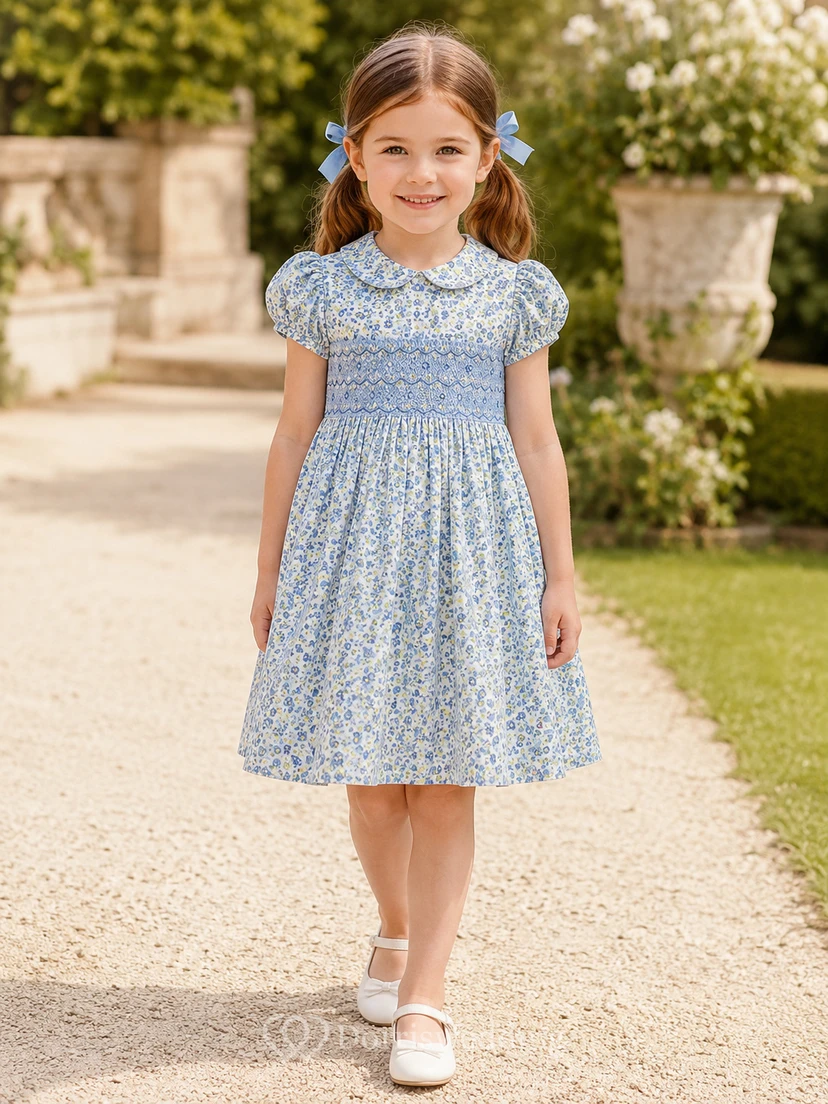 Robe de demoiselle d'honneur bleu acier à imprimé floral en coton, coupe trapèze, manches courtes et jupe arrivant au genou