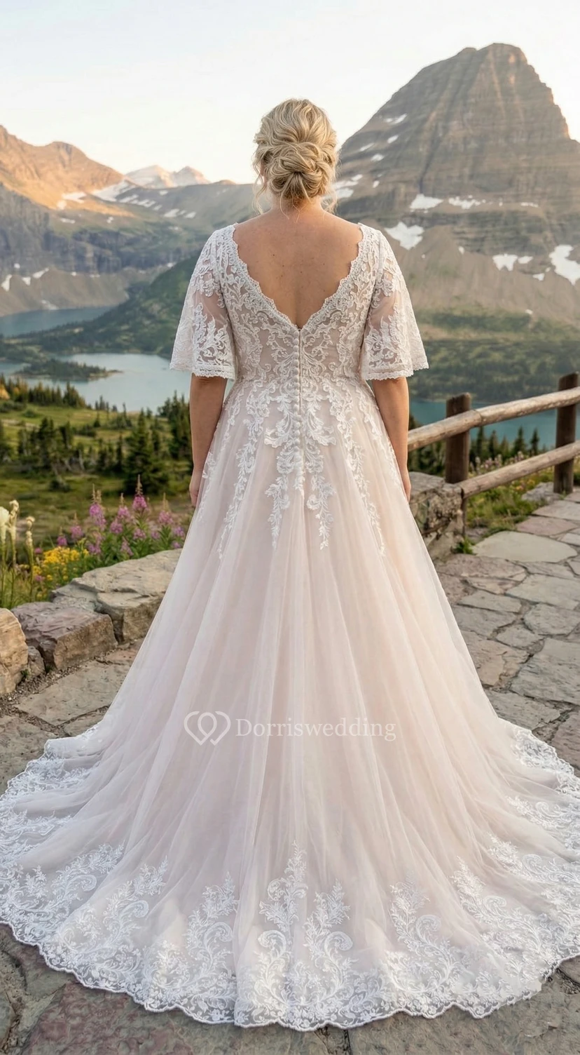 Robe de mariée grande taille à manches courtes en dentelle, décolleté en V, coupe trapèze et traîne en dentelle view 2