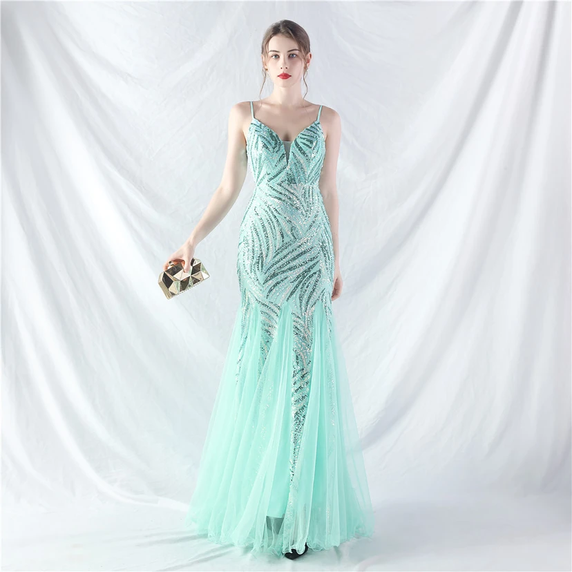 Paillettenbesetztes Abendkleid aus Netzstoff und Trägern view 50