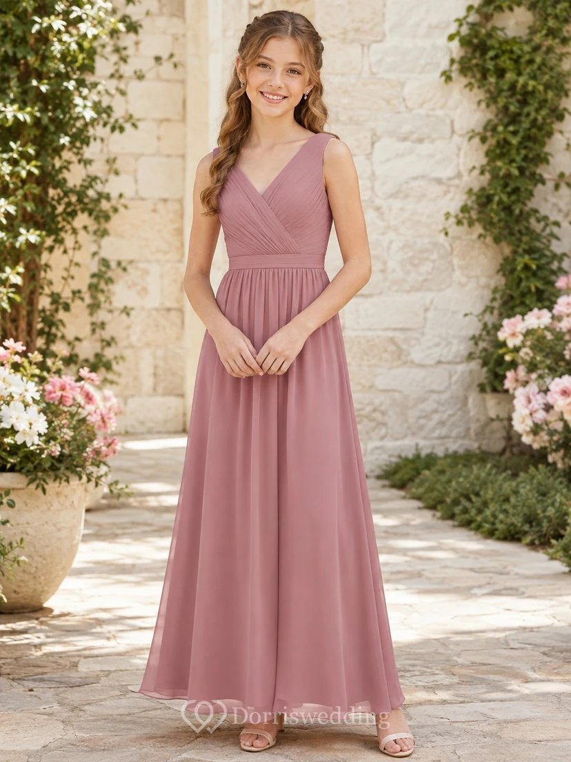 Vestido de dama de honor juvenil color rosa empolvado, corte en A, escote en V, sin mangas.