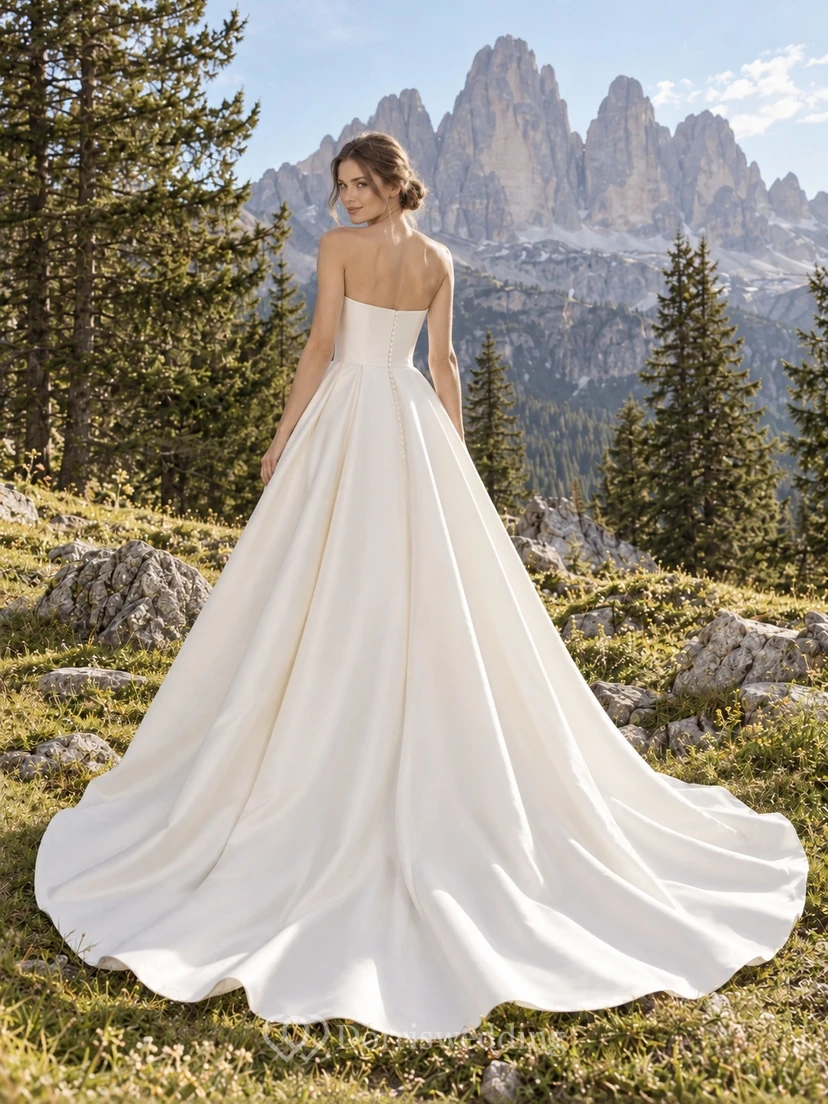 Sencillo vestido de novia palabra de honor de satén, corte en A, con cola larga hasta el suelo. view 2