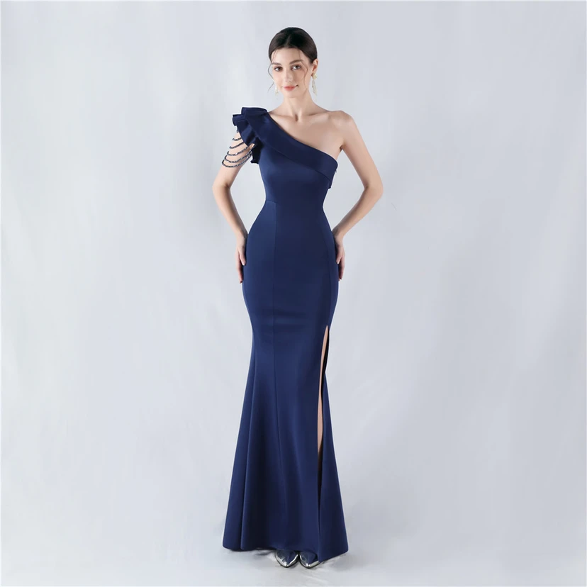 Vestido de noche asimétrico de satén con escote alto y cuello oblicuo, adornado con cuentas. view 31