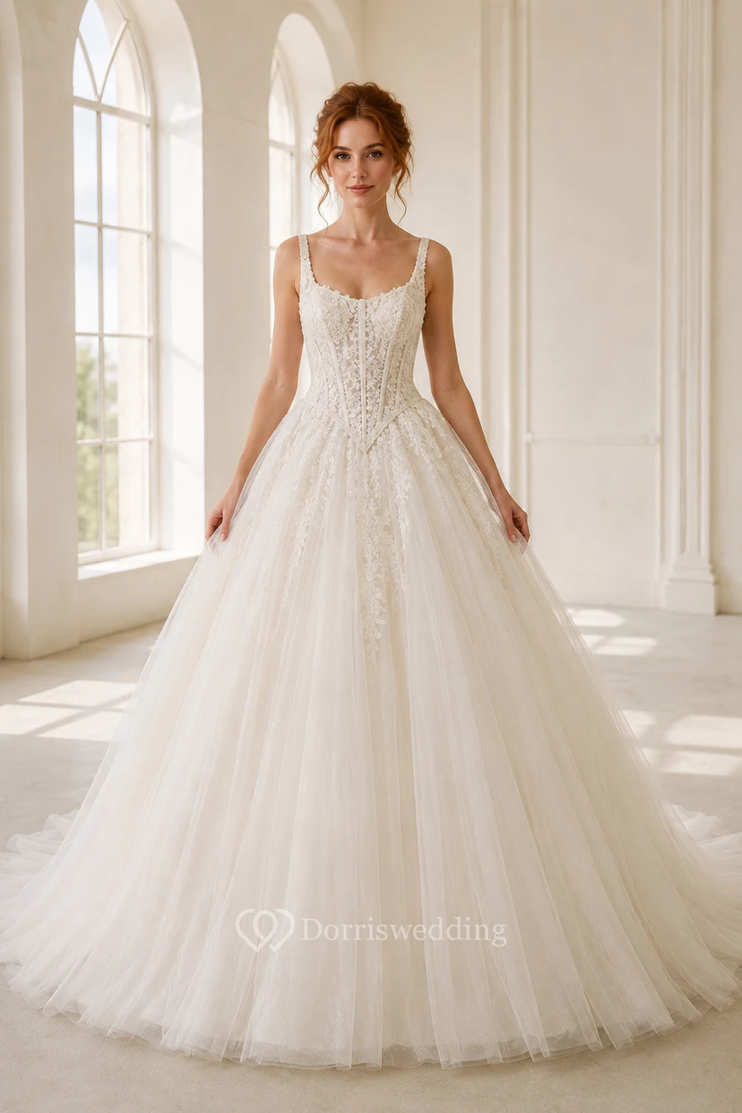 Vestido de novia de gala de tul con tirantes finos y corpiño de encaje.
