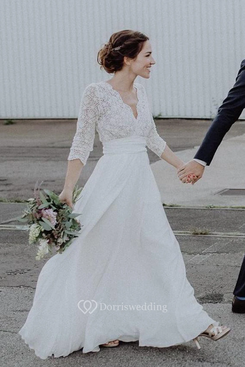 Robe de mariée vaporeuse en mousseline et dentelle, manches 3/4 festonnées et froncées
