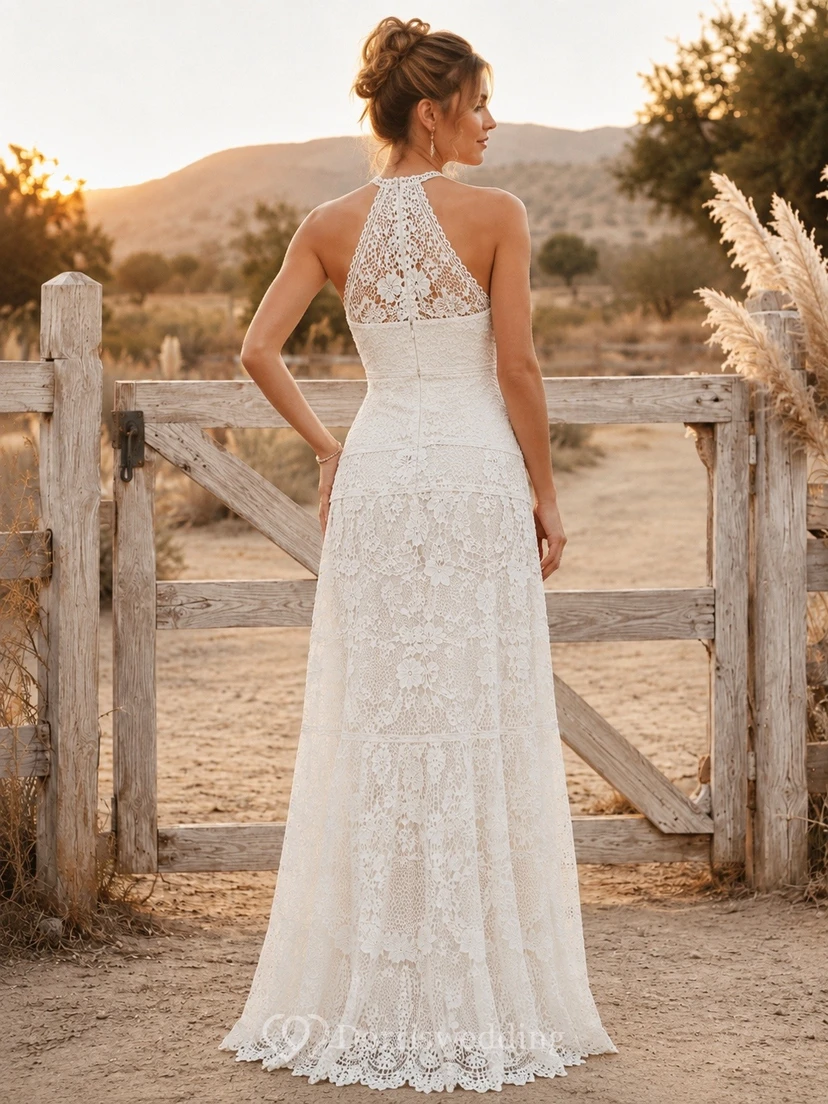 Vestido de novia rústico de encaje con cuello halter, sin mangas y cola de sirena. view 2
