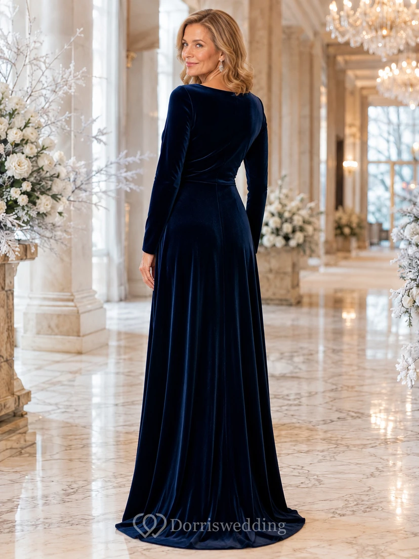 Dunkelblaues, schlichtes, bodenlanges A-Linien-Kleid aus Samt mit U-Boot-Ausschnitt und langen Ärmeln – ideal für festliche Wintertage und als Kleid für die Mutter der Braut view 2