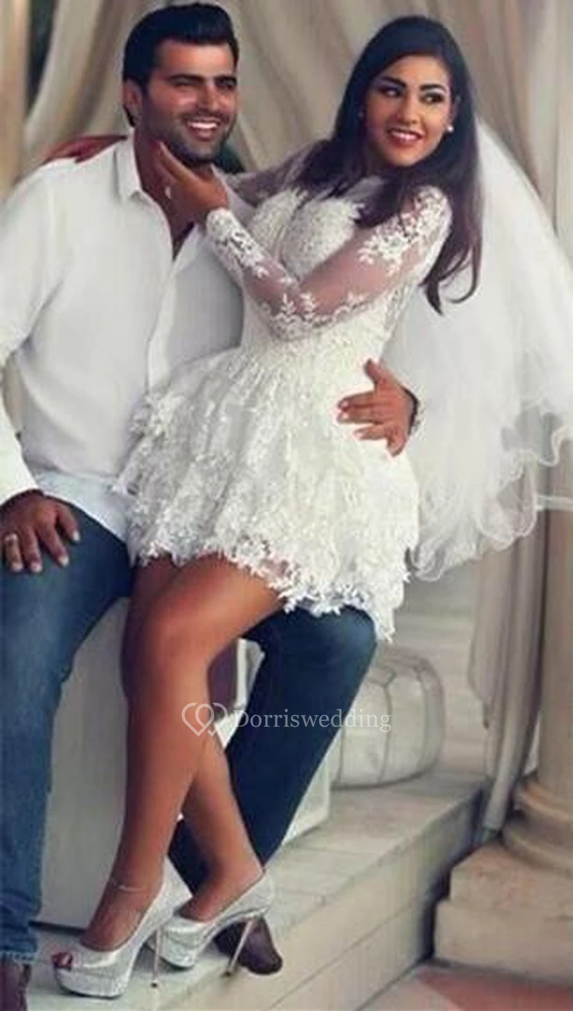 Kurzes weißes Homecoming-Kleid mit zarten Spitzenapplikationen und langen Ärmeln
