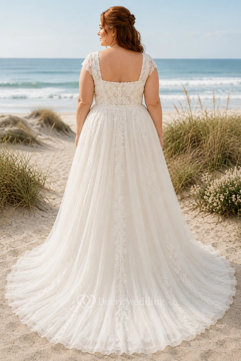 Robe de mariée de plage grande taille en dentelle, coupe trapèze, col carré et bretelles view 2