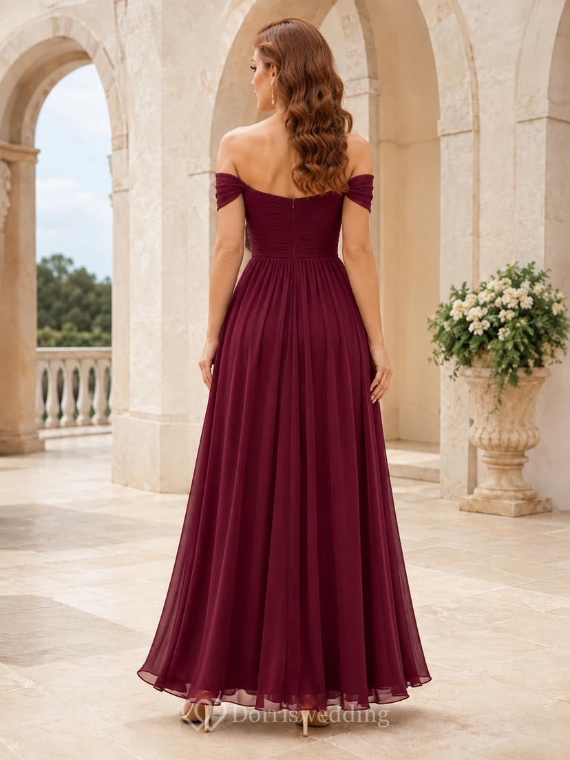 Elegantes, bodenlanges, burgunderrotes Chiffonkleid mit Carmen-Ausschnitt und Falten – perfekt für formelle Anlässe. view 2