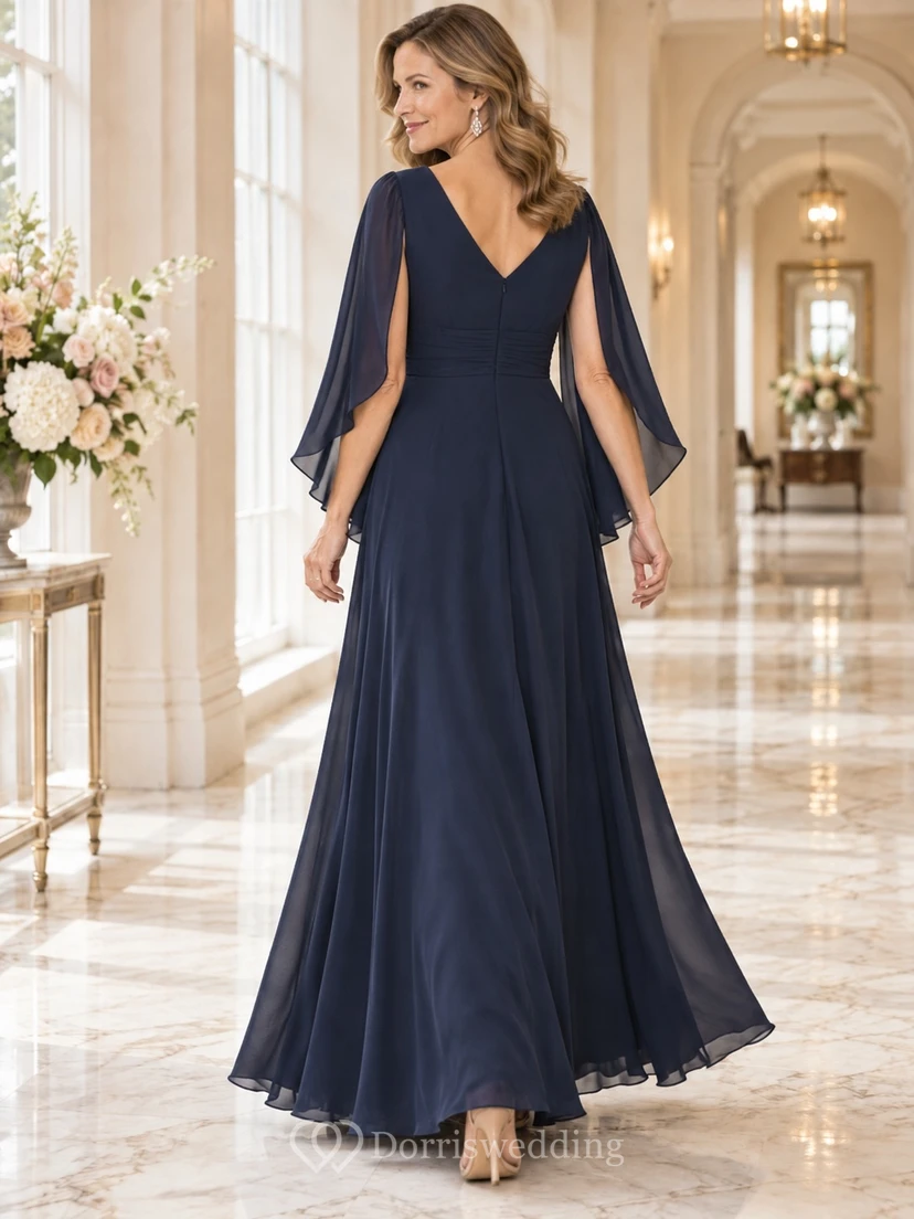 Dunkelblaues, formelles Abendkleid in A-Linie mit V-Ausschnitt, geraffter Taille, Chiffoncape und bodenlangem Schnitt. view 2
