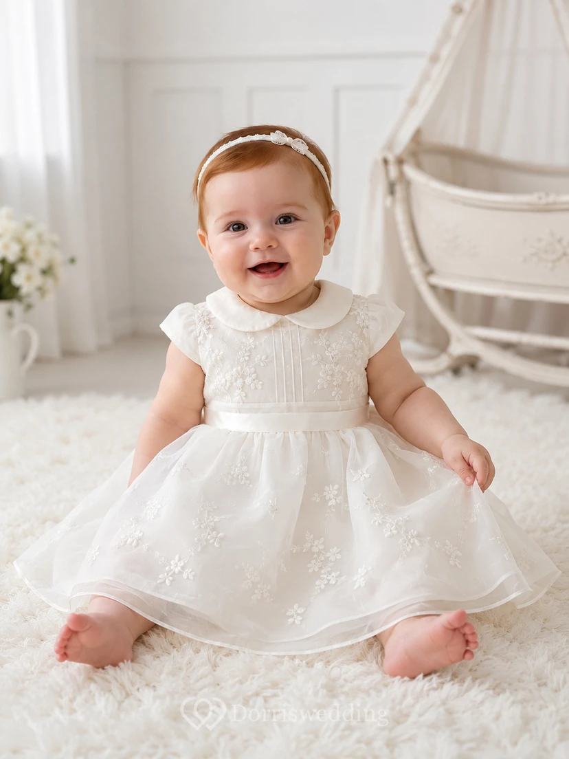 Taufkleid mit abgerundetem Kragen, A-Linie, kurzen Ärmeln aus Baumwolltüll und Schleife am Rücken