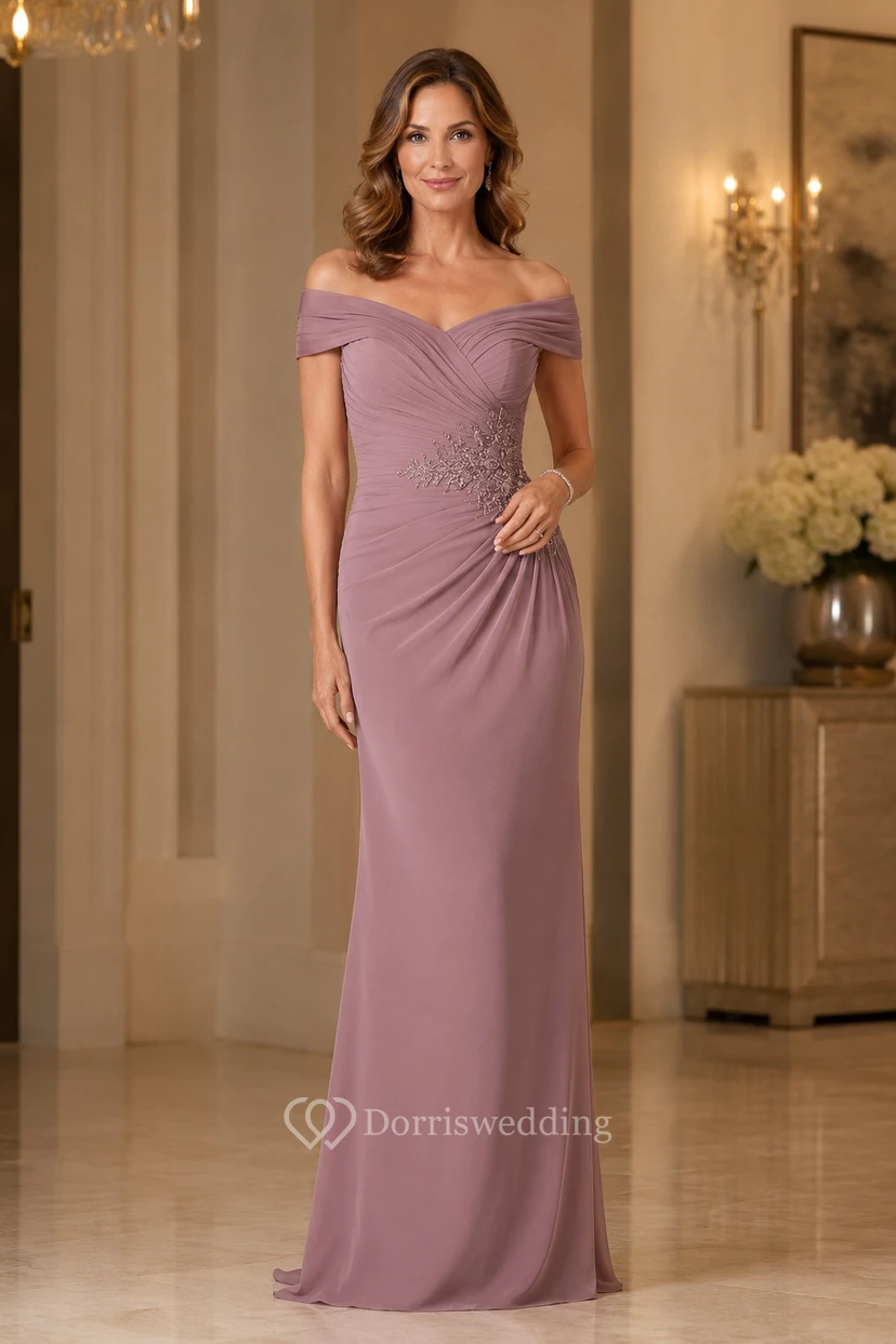 Robe fourreau mauve à épaules dénudées, corsage froncé et taille drapée