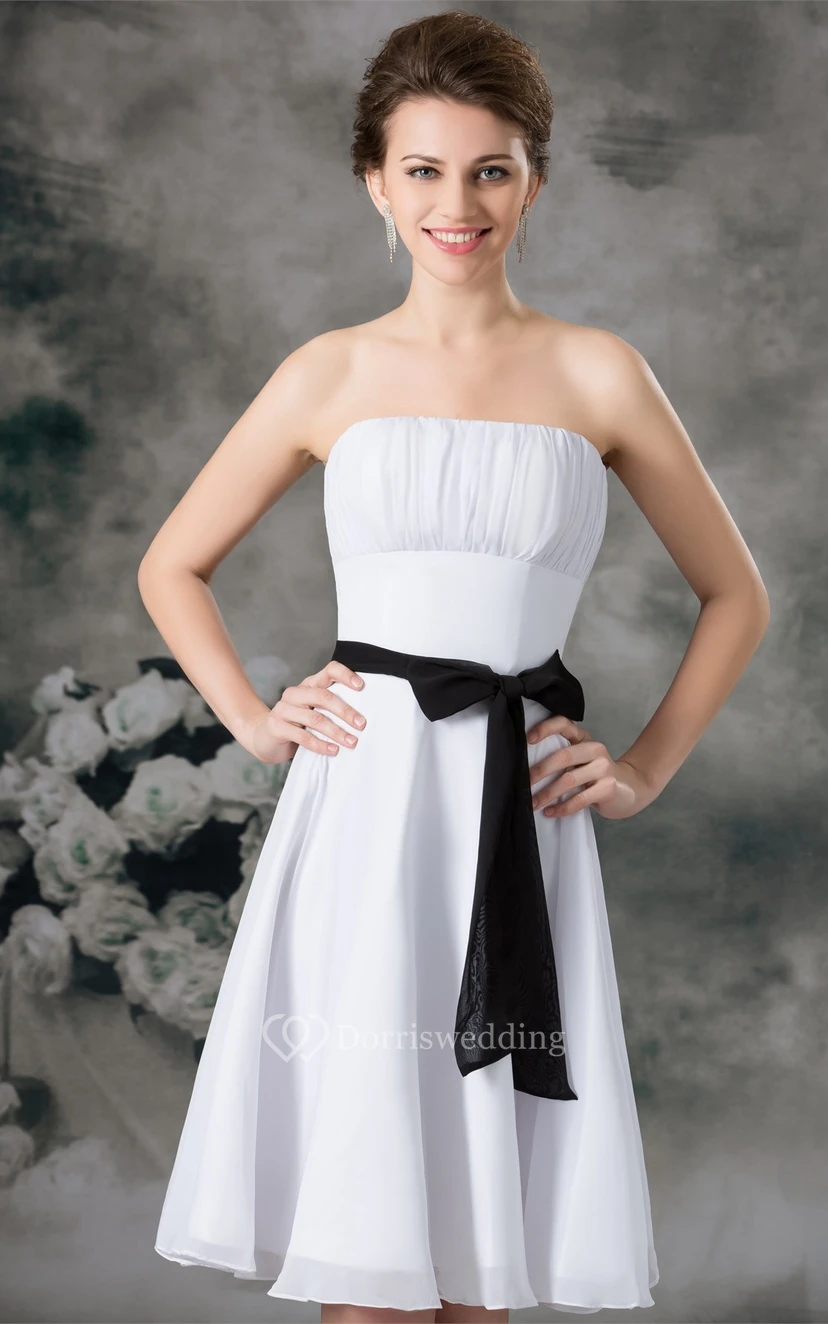 Trägerloses, knielanges Chiffonkleid mit Schleife und Raffungen view 2