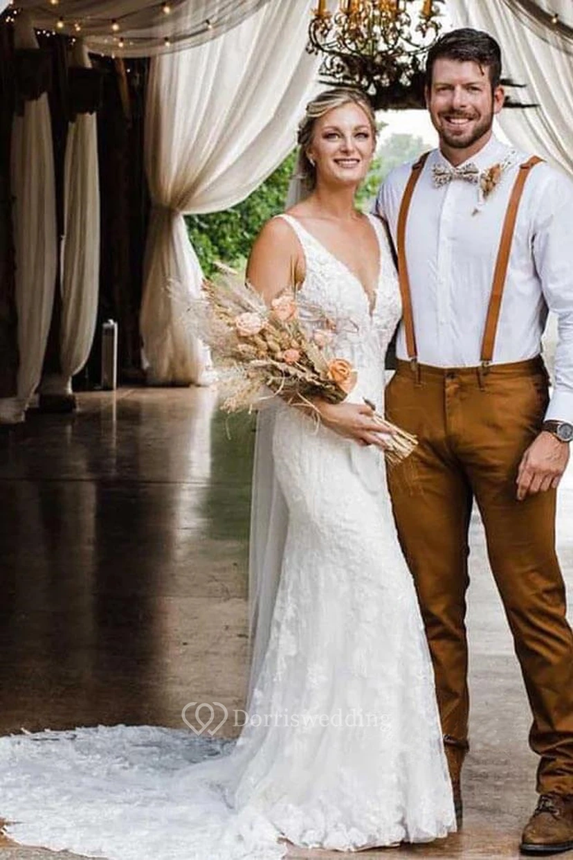Vestido de novia ajustado sin mangas con escote en V pronunciado y encaje view 3