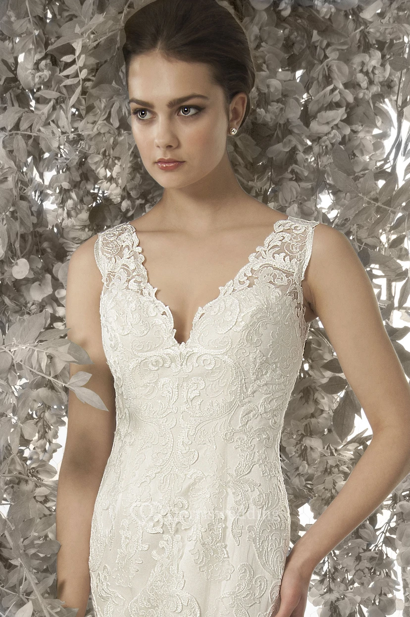 Mermaid V-Neck Appliqued Sleeveless Lace Wedding Dress With Court Train view 3