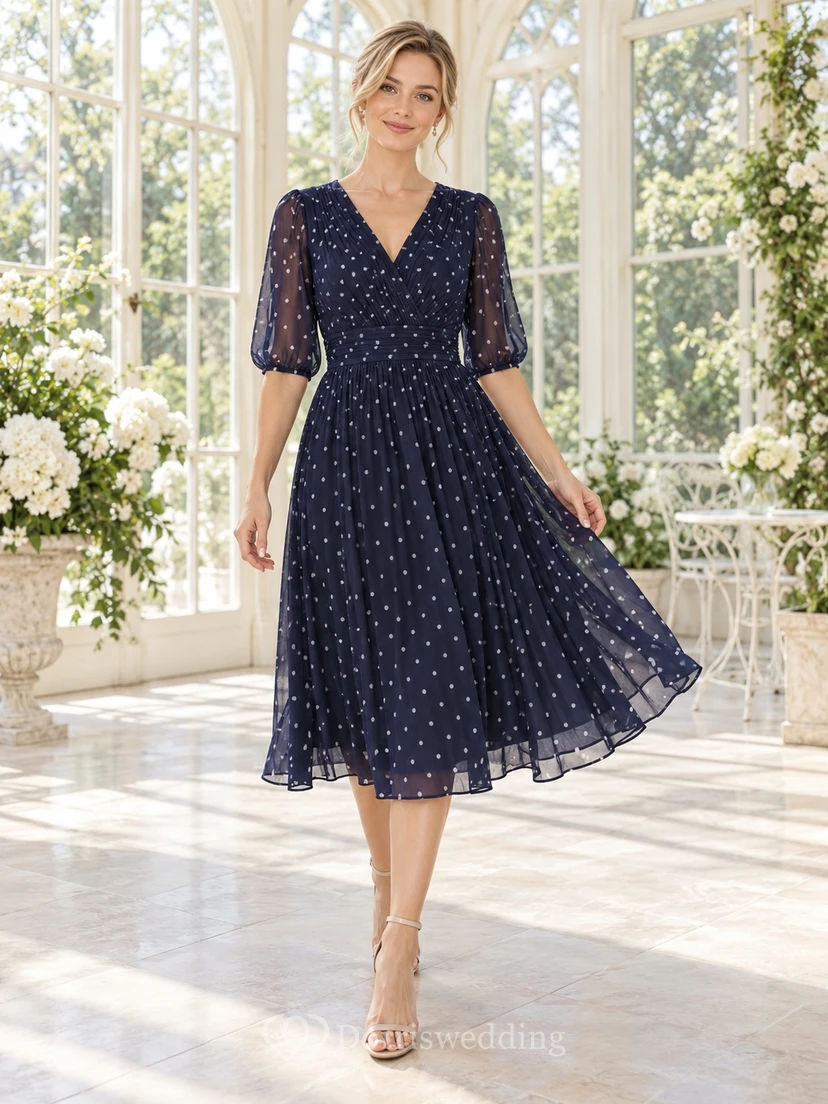 Vestido de invitada de boda vintage azul marino de largo midi con escote en V, mangas transparentes, gasa con lunares, fruncido y falda acampanada.