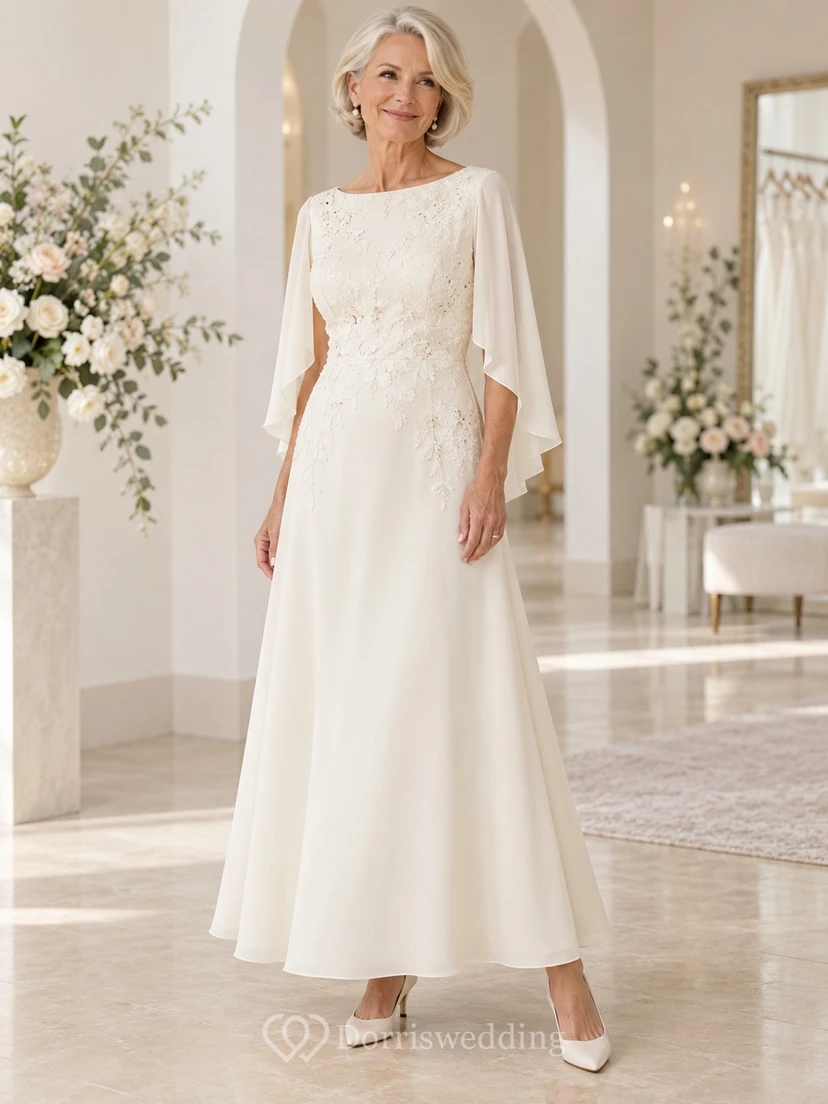 Vestido de novia de encaje con escote barco hasta los tobillos para novias mayores, con mangas de capa de gasa de media longitud.