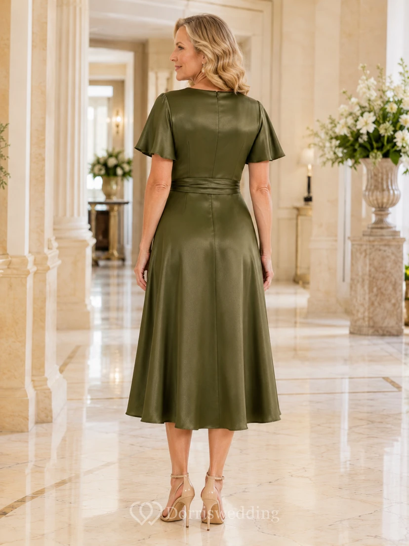 Elegantes, olivgrünes Satin-Cocktailkleid in A-Linie mit Teelänge, V-Ausschnitt, flatternden Ärmeln und seitlicher Raffung für die Mutter der Braut. view 2