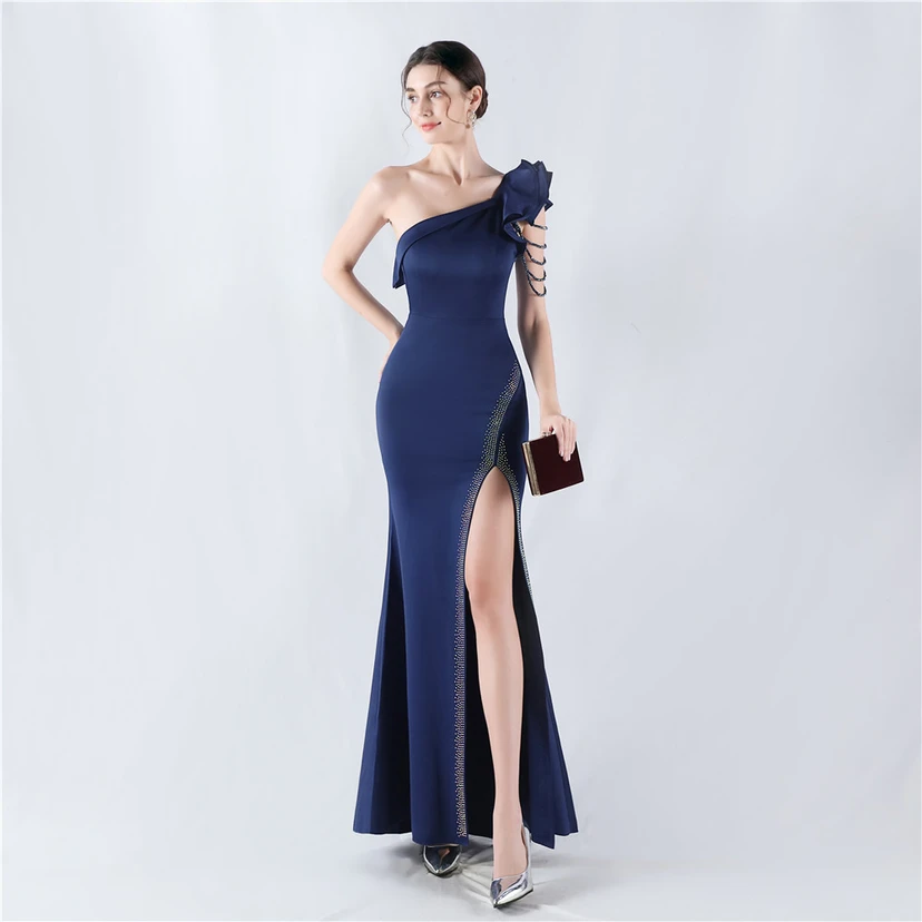 Vestido de noche con cuello oblicuo, hombros con estampado de hojas de loto, bordado artesanal y diamantes, ideal para la celebración de la reunión anual. view 34