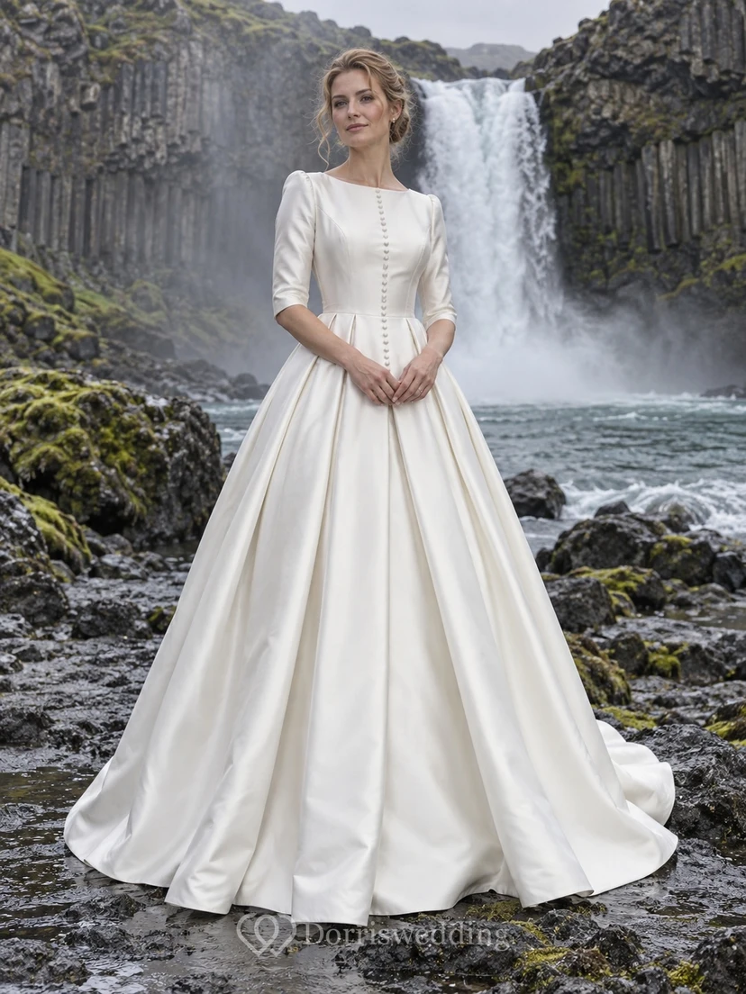 Vestido de novia de gala de satén duquesa con escote barco, mangas hasta el codo y espalda abotonada.