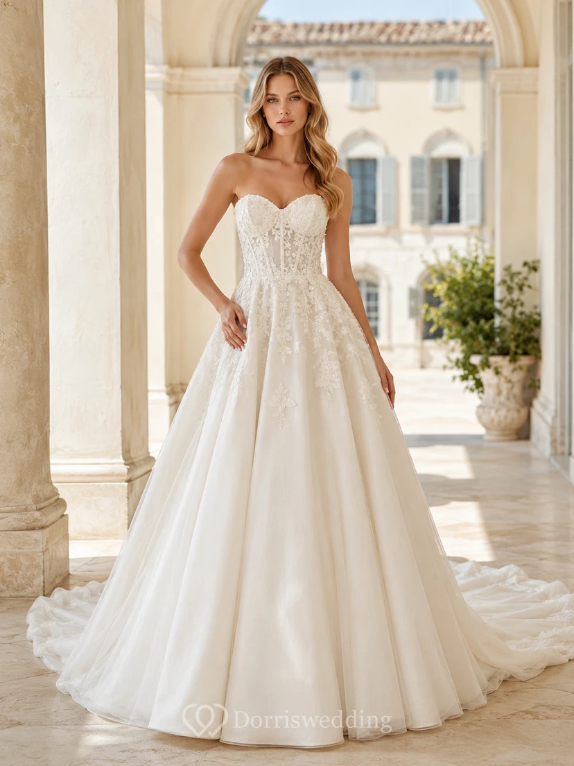 Robe de mariée classique en satin et dentelle, bustier cœur, traîne cathédrale