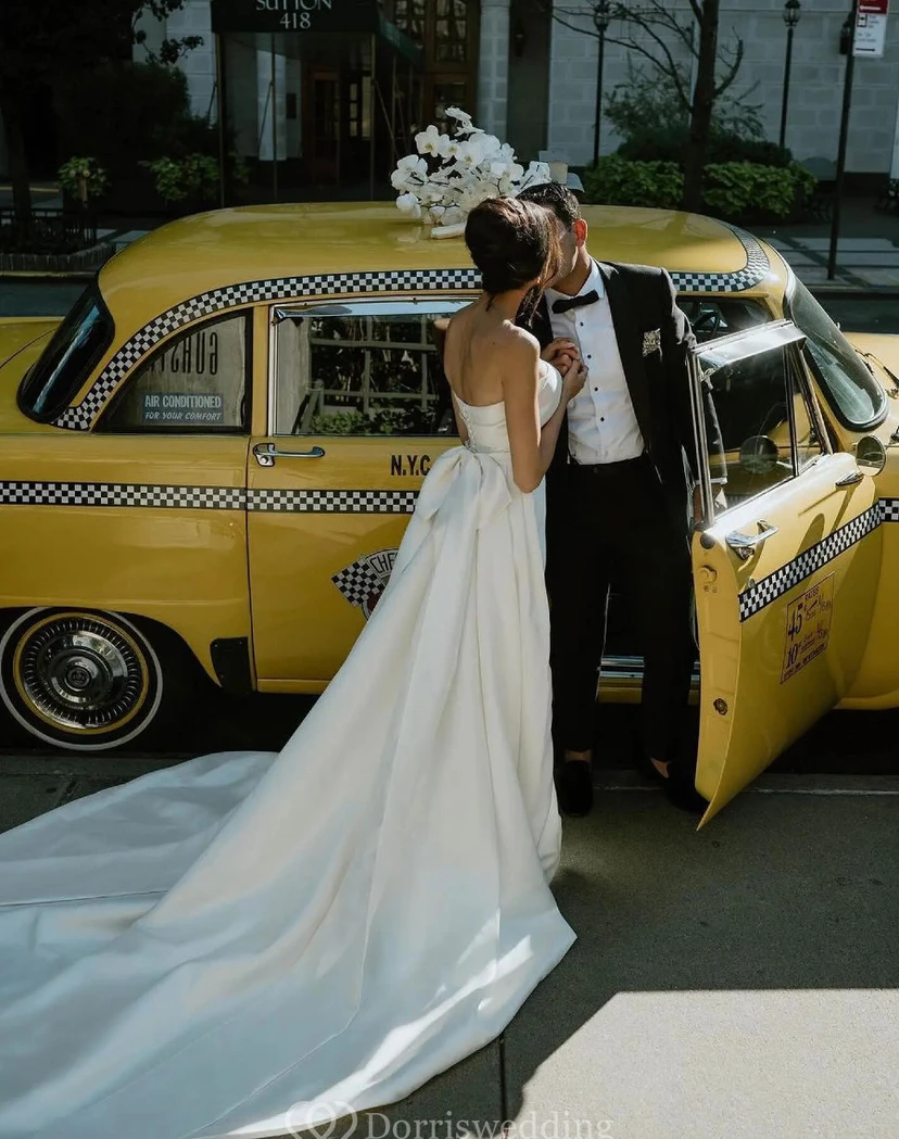 Robe de mariée fourreau élégante en satin simple avec traîne chapelle view 2
