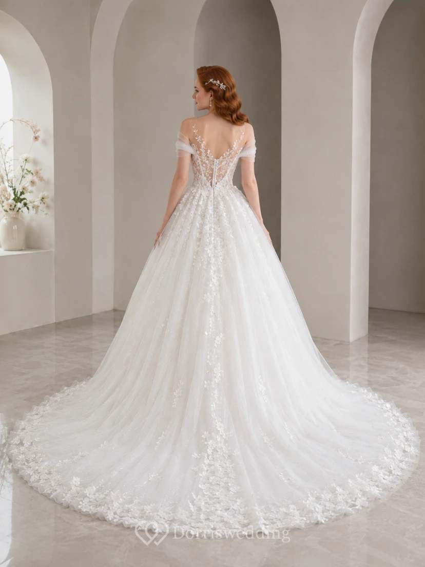 Vestido de novia de encaje y tul, estilo princesa, con hombros descubiertos, manga corta y cola larga. view 2