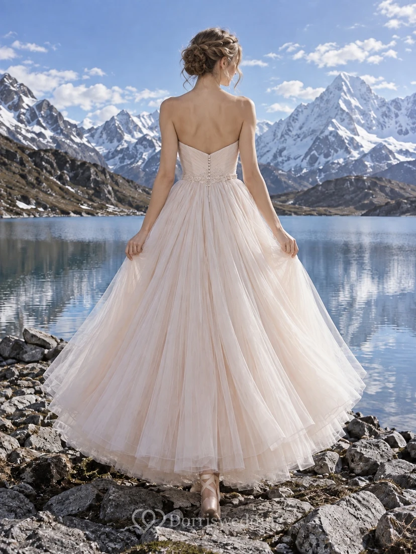 Schlichtes, rosafarbenes, wadenlanges, trägerloses Brautkleid aus Tüll mit Herzausschnitt view 2