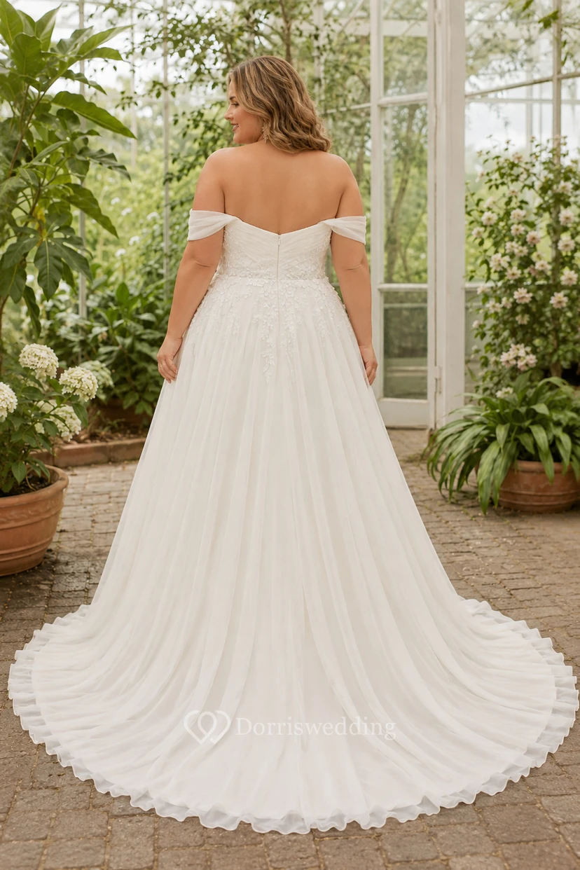 Robe de mariée grande taille à épaules dénudées et décolleté en cœur avec jupe en tulle view 2
