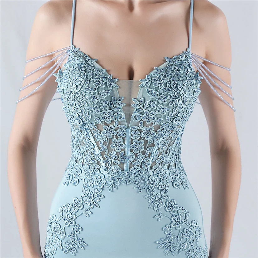 Robe de soirée à col montant en dentelle et perles, ornée d'un gilet à chevrons et d'un haut en dentelle. view 78