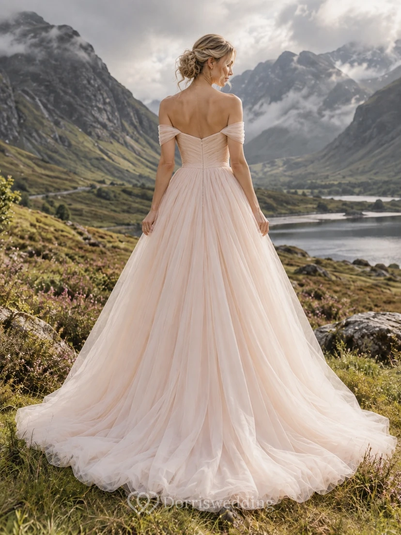 Vestido de novia de tul rosa empolvado con hombros descubiertos, corpiño fruncido y abertura frontal. view 2