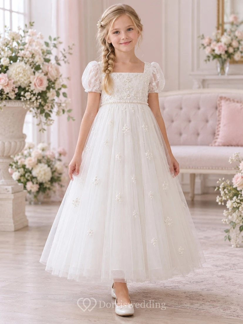Vestido de niña de flores blanco, modesto, con escote cuadrado, estampado floral, corte en A, tul, mangas abullonadas y largo hasta los tobillos.