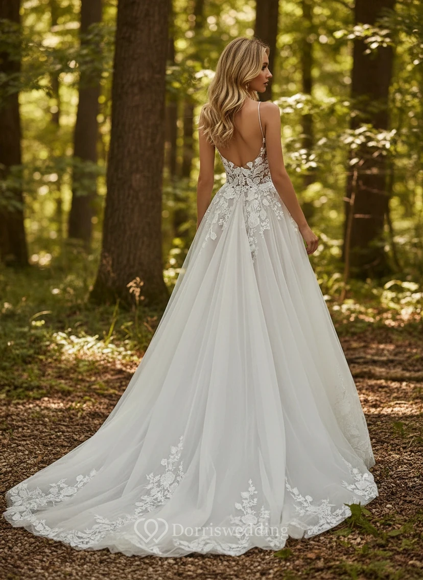 Robe de mariée bohème à bretelles spaghetti, ornée d'appliqués floraux et d'une coupe trapèze, en tulle avec décolleté plongeant en V. view 2
