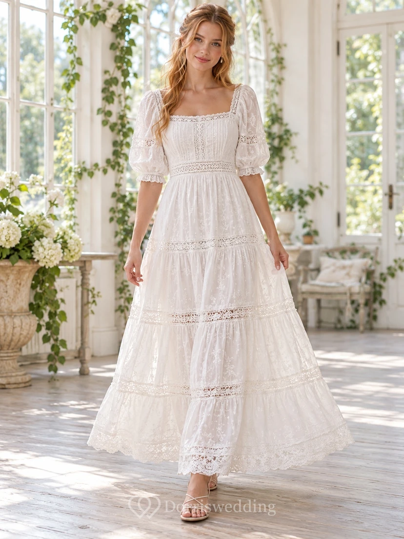 Robe longue bohème blanche à col carré, manches bouffantes et dentelle à volants