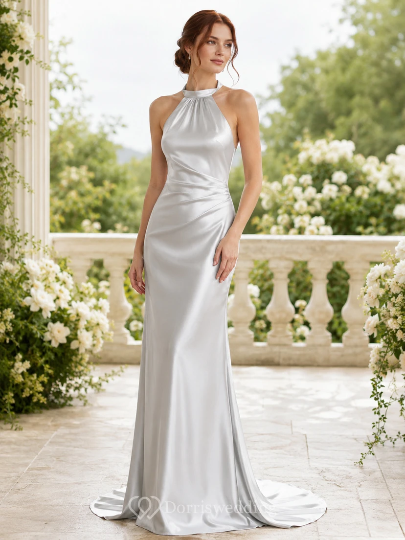 Robe de mariée fourreau en satin argenté à col montant et dos nu, idéale pour une destination.