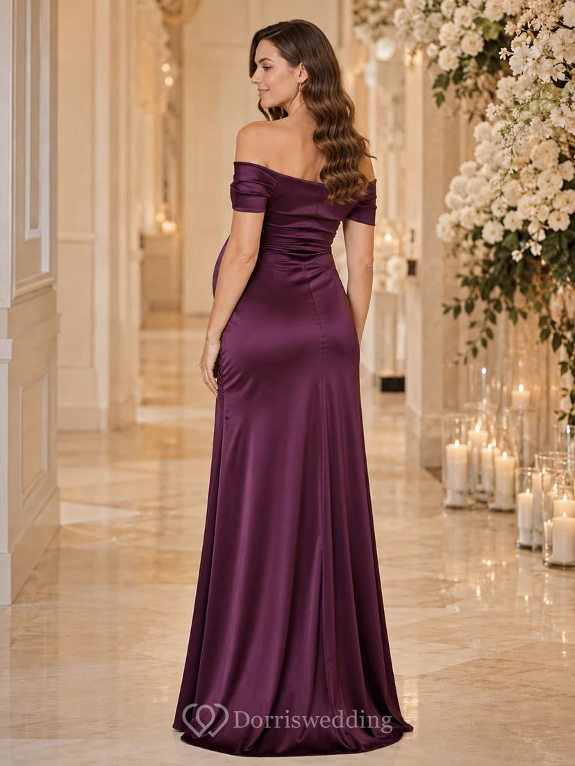 Vestido de maternidad de satén fruncido de manga corta con hombros descubiertos y corte imperio, color ciruela, ideal para invitadas. view 2