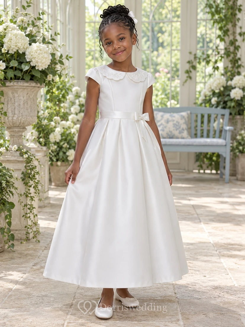 Sencillo vestido de niña de flores blanco de corte A, de satén, largo hasta los tobillos, con mangas cortas y cuello.