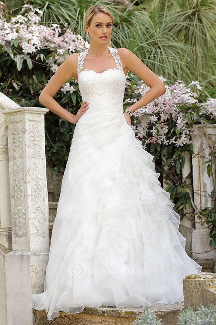 Vestido de novia de organza con escote halter, sin mangas y apliques, corte en A, con volantes en cascada.