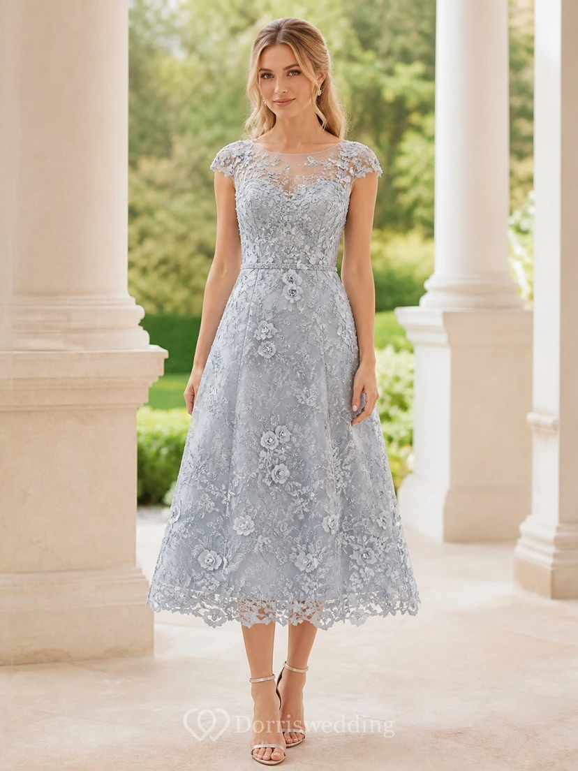 Robe de mère bleu acier sobre, longueur thé, coupe trapèze, en dentelle florale.