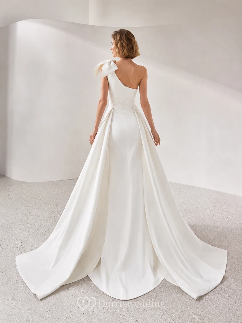 Robe de mariée moderne fourreau en satin drapé à une épaule avec nœud et traîne de cour view 2