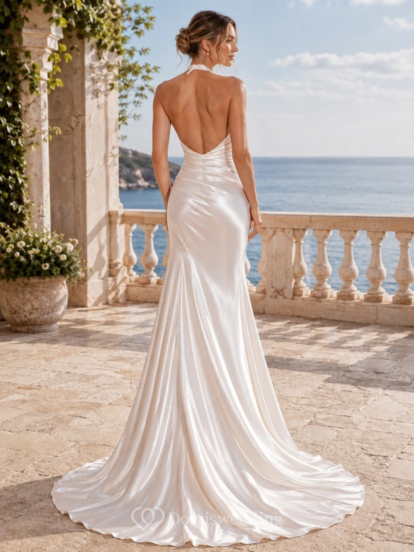 Vestido de novia formal con escote halter, corte A y cola larga para ceremonia. view 2