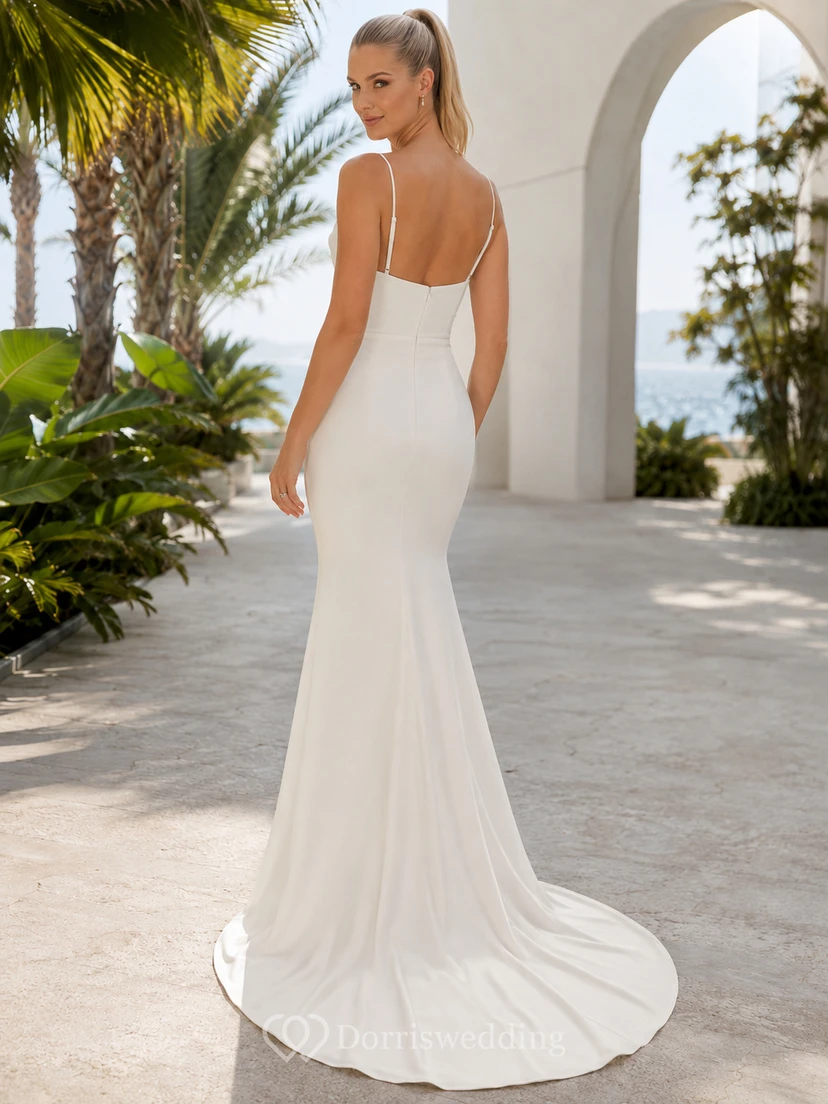 Robe de mariée fourreau en satin satiné à bretelles fines et col bénitier, idéale pour une destination tropicale view 2