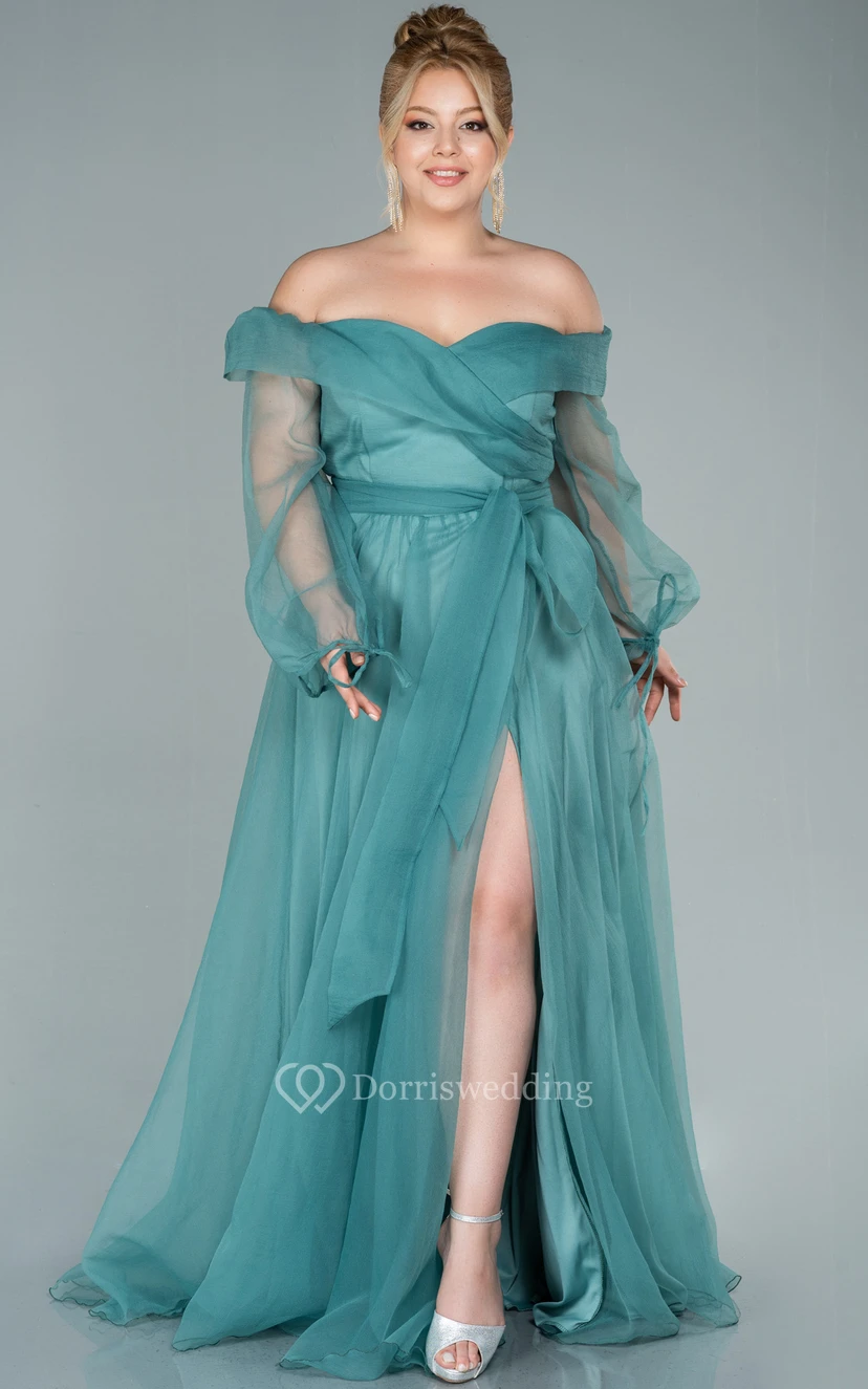 Vestido de noche de talla grande con escote Bardot, mangas largas, abertura frontal y corte imperio. view 5