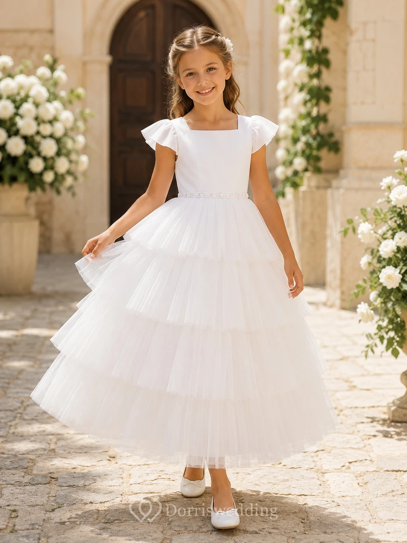 Weißes, tailliertes Tüllkleid aus Satin und Tüll mit Rundhalsausschnitt, kurzen, flatternden Ärmeln und Teelänge – perfekt für Kommunion und als Blumenmädchenkleid.